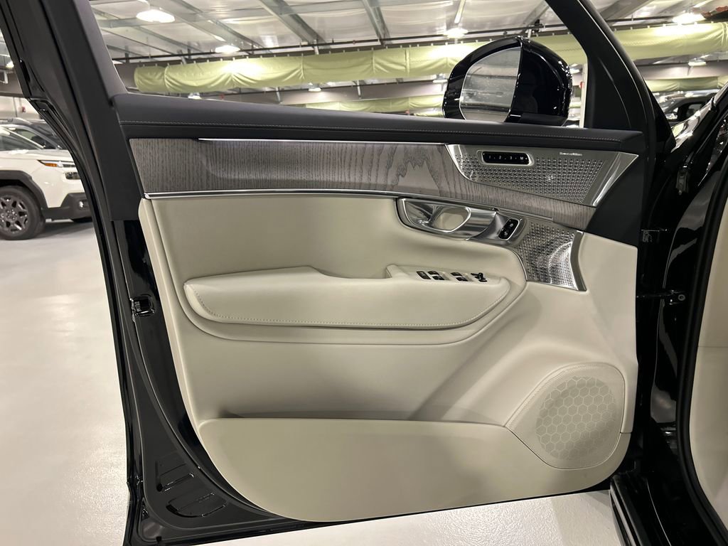 Certified 2025 Volvo XC90 T8 Ultra AWD/4WD image 9
