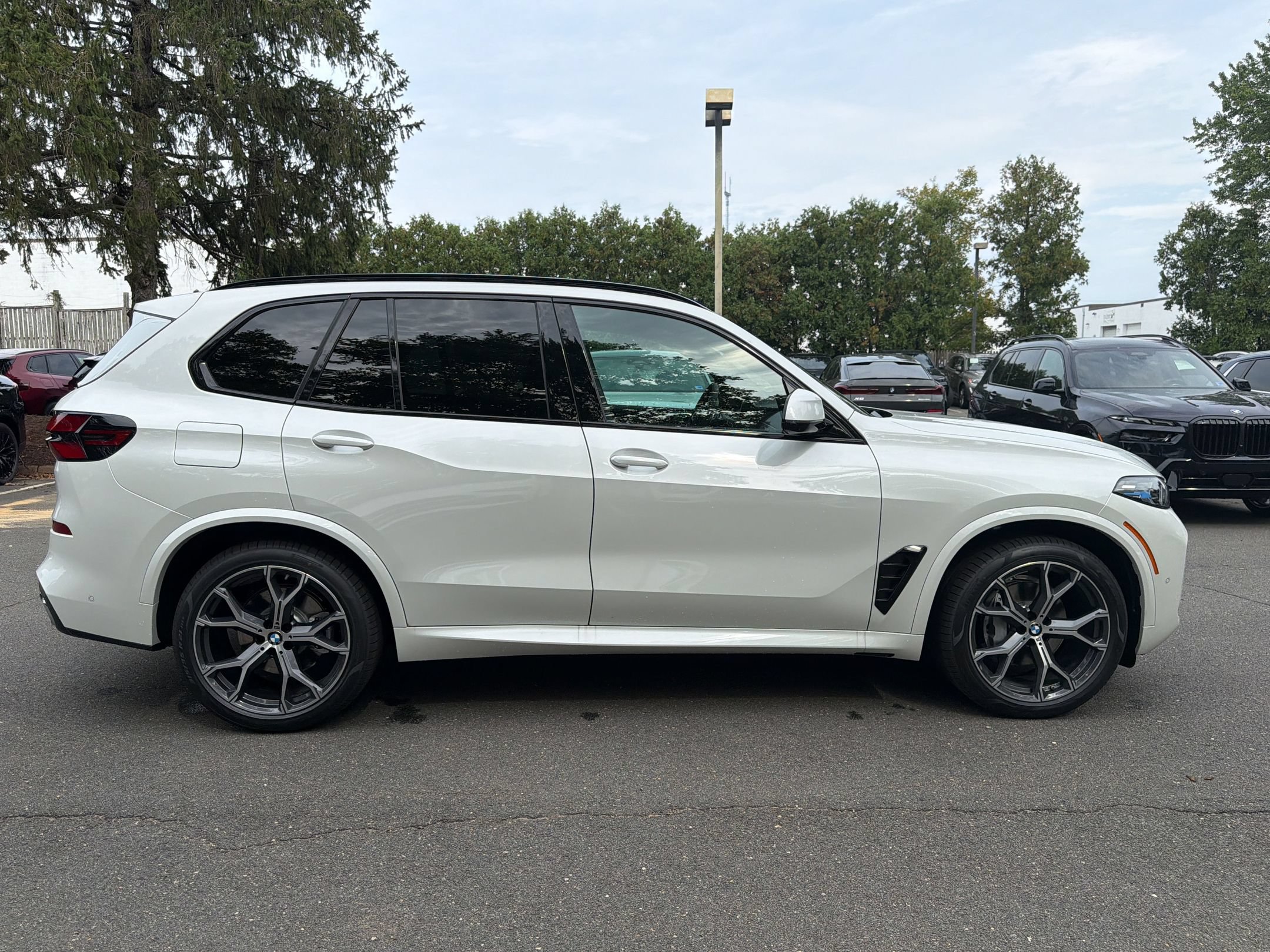 New 2026 BMW X5 xDrive40i w/ M Sport Package AWD/4WD image 8