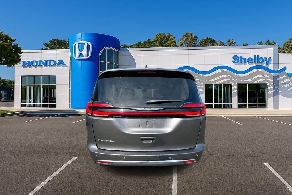 Used 2023 Chrysler Pacifica Touring-L image 7