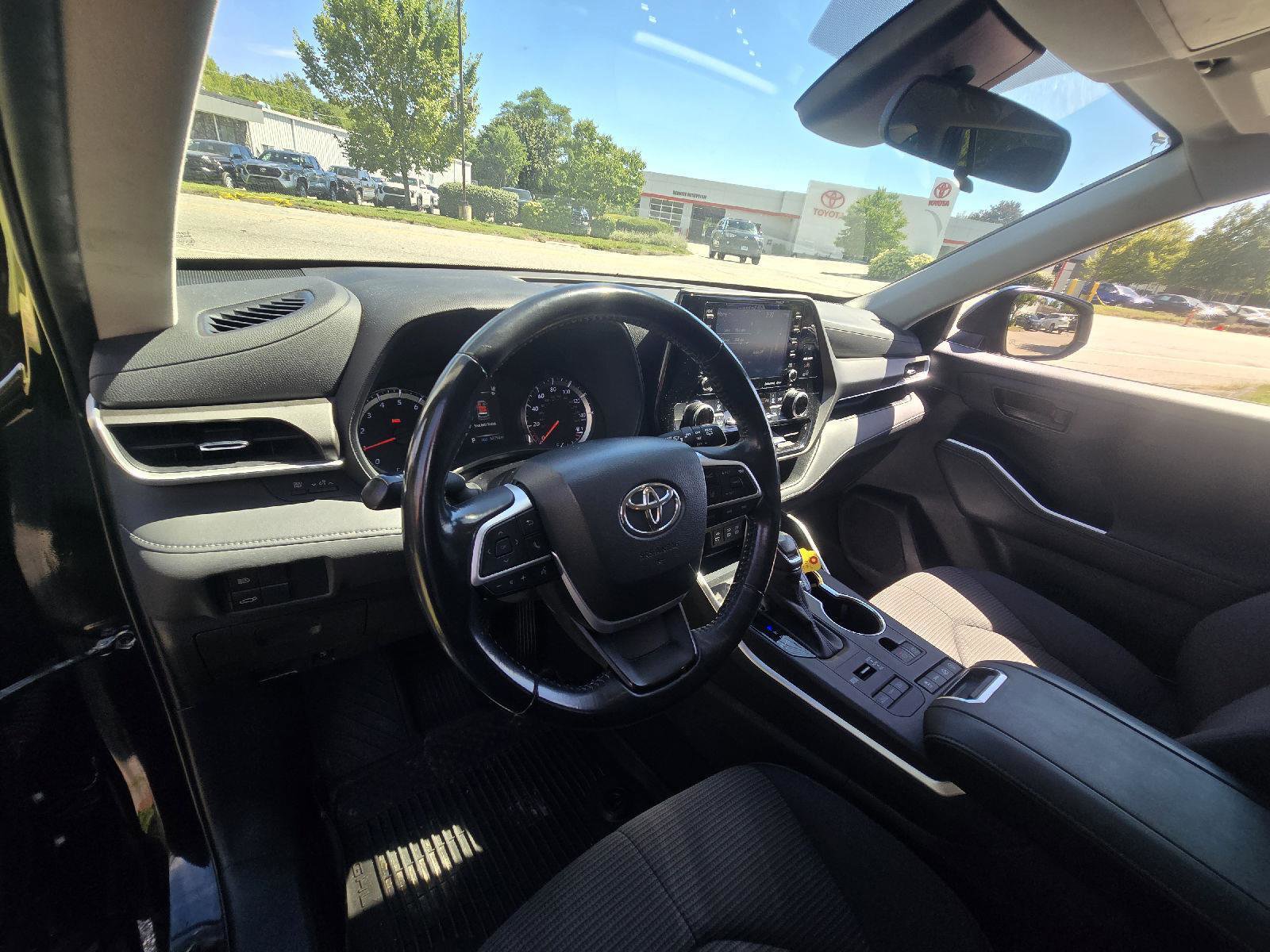 Used 2022 Toyota Highlander LE image 12