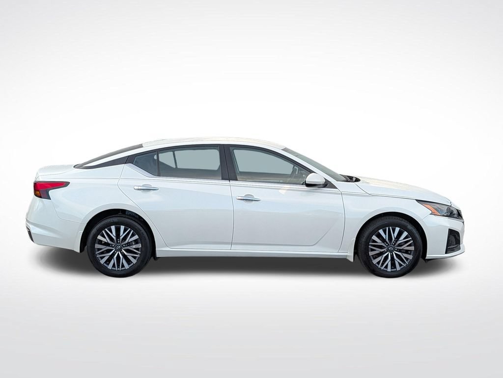 Used 2023 Nissan Altima 2.5 SV AWD/4WD image 2