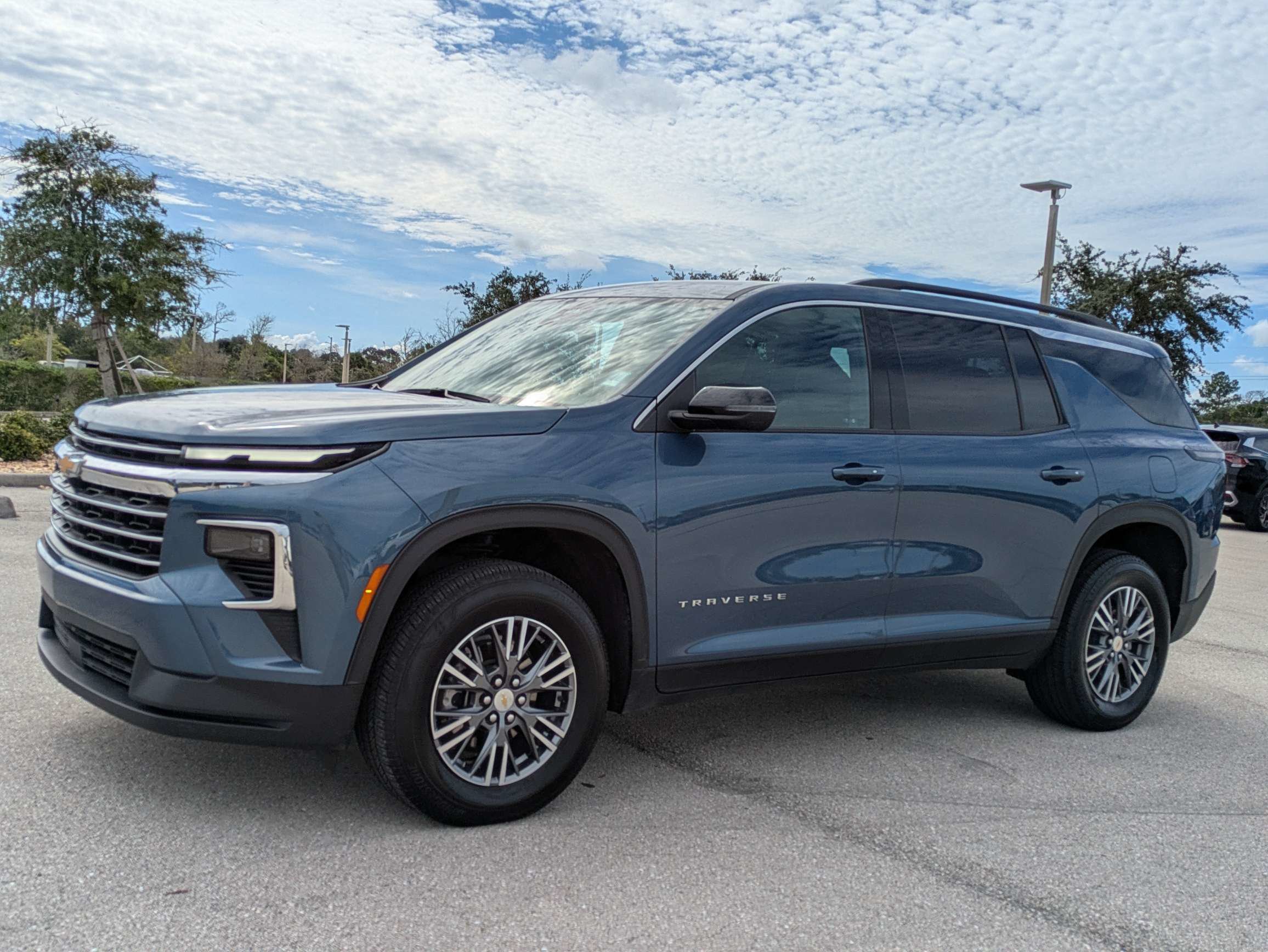 Used 2025 Chevrolet Traverse LT FWD image 8