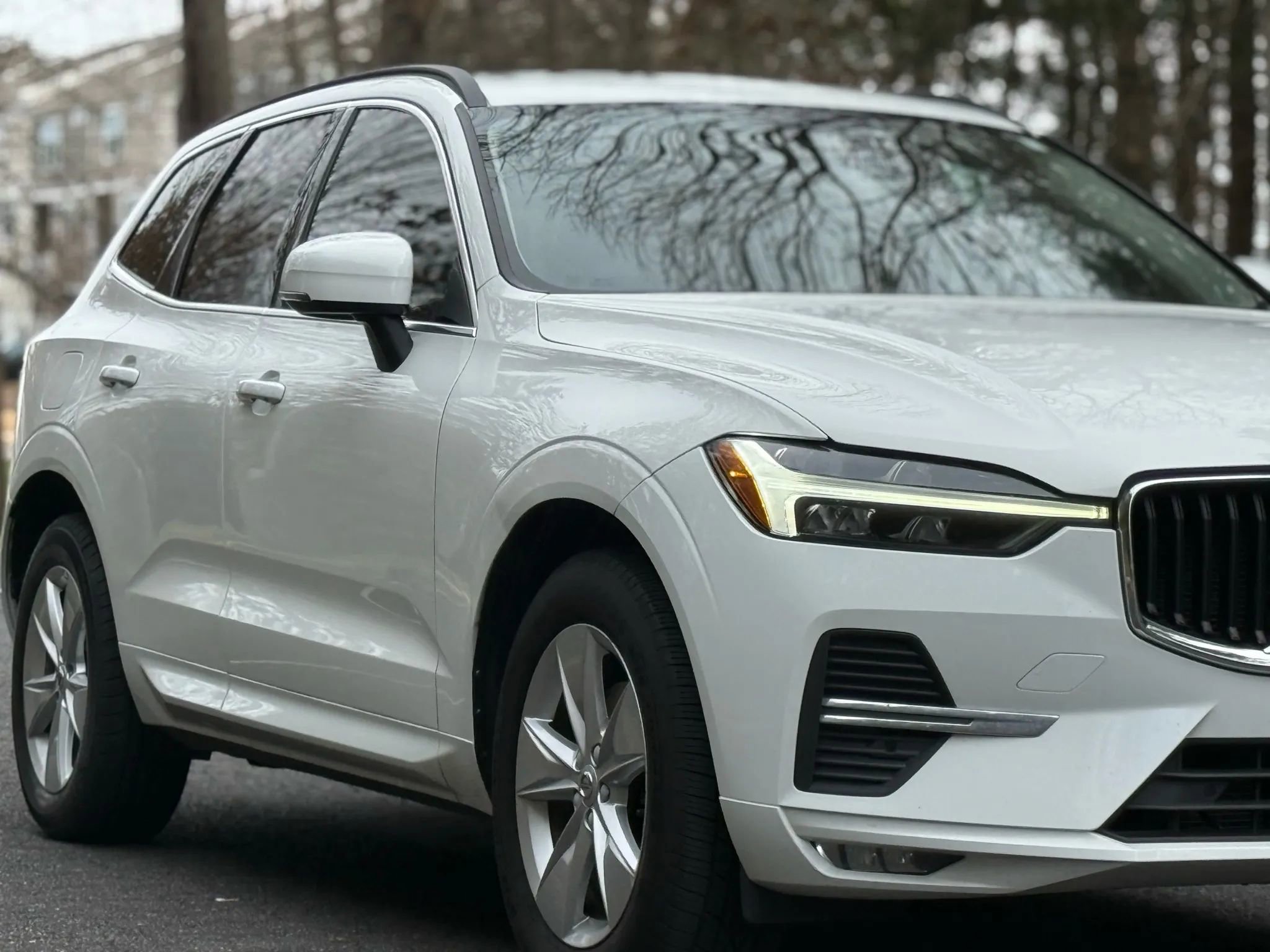 Used 2022 Volvo XC60 B5 Momentum image 3