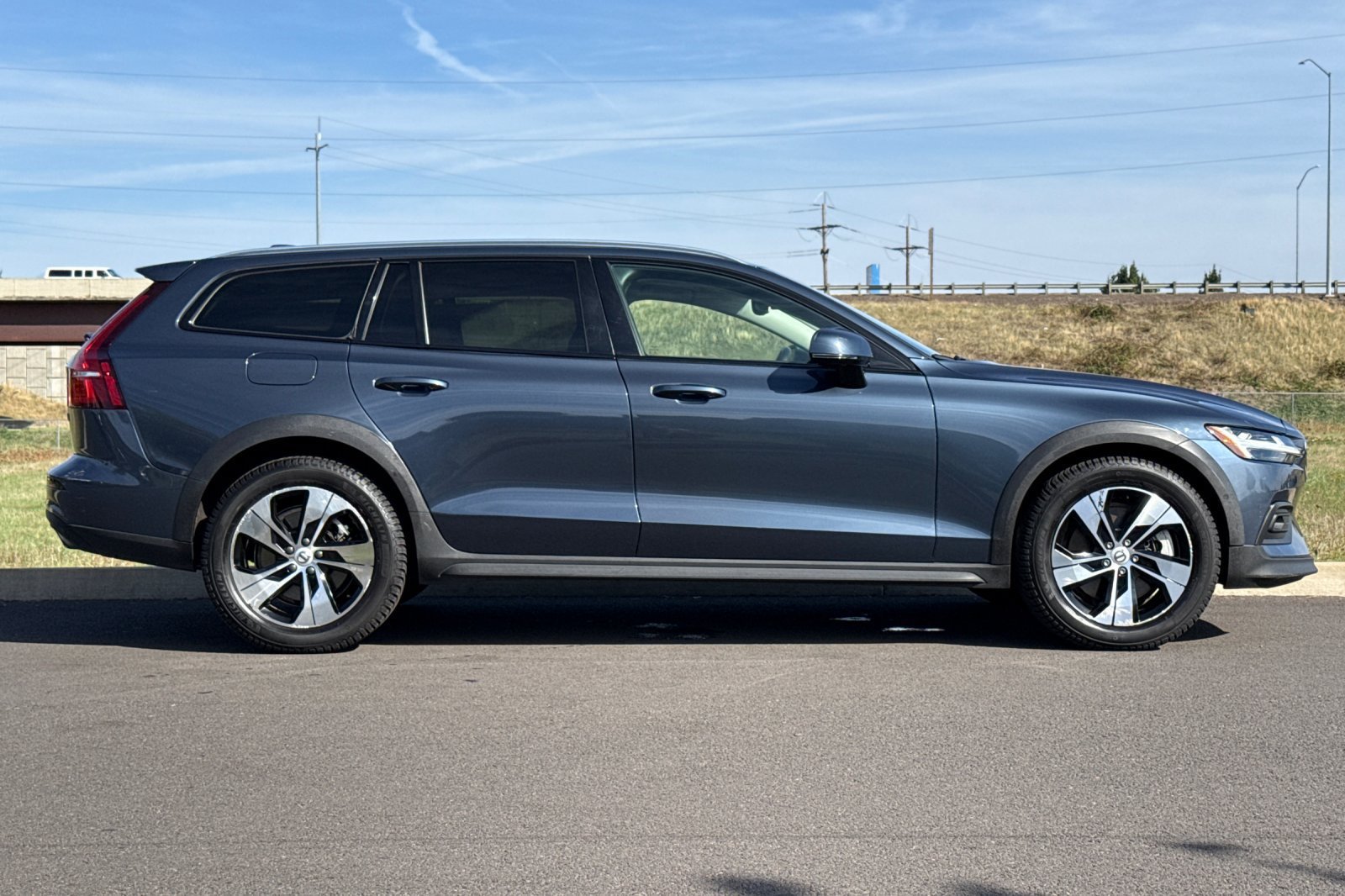 Used 2021 Volvo V60 T5 Cross Country w/ Protection Package AWD/4WD image 2