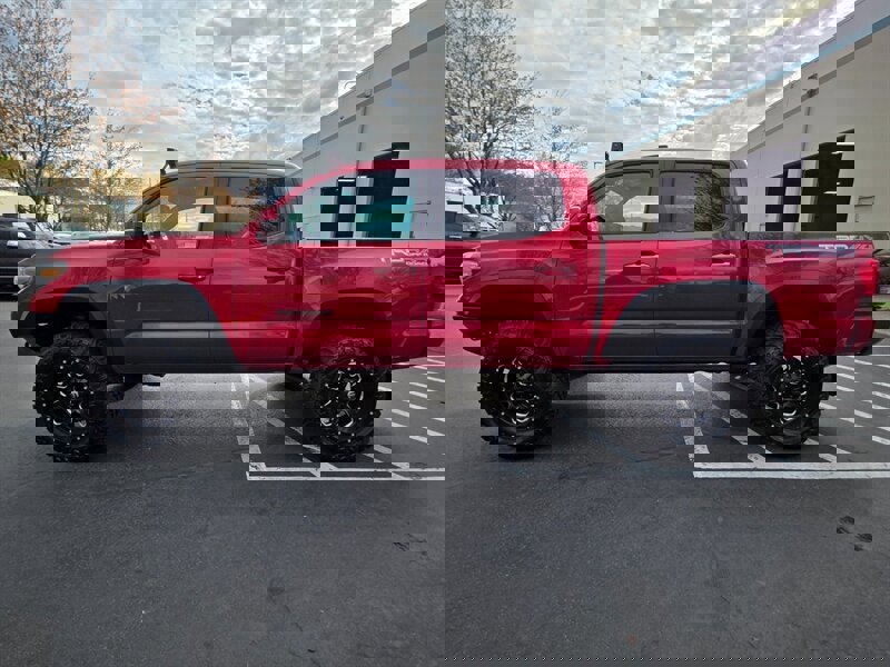 Used 2016 Toyota Tacoma TRD Off-Road w/ Premium & Technology Package AWD/4WD image 3