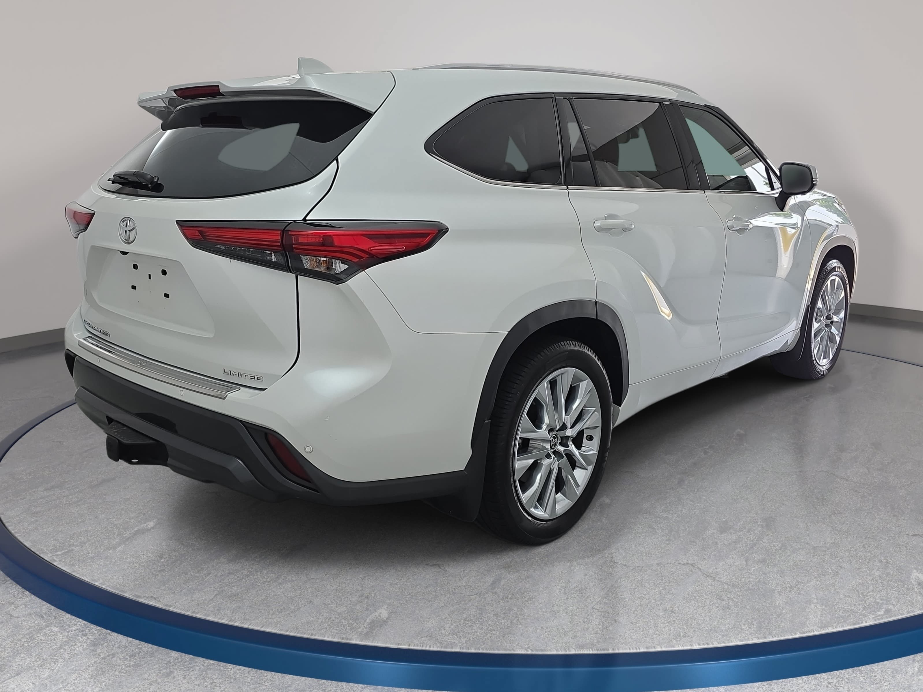 Used 2023 Toyota Highlander Limited FWD image 5