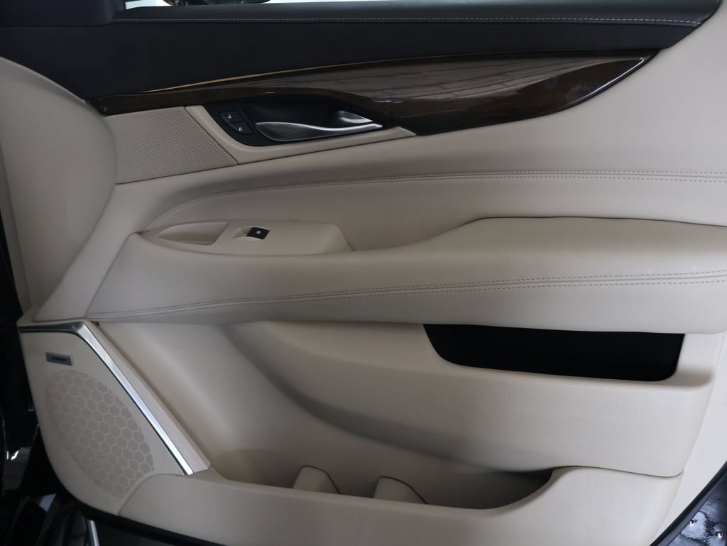 Used 2018 Cadillac Escalade ESV Luxury AWD/4WD image 12