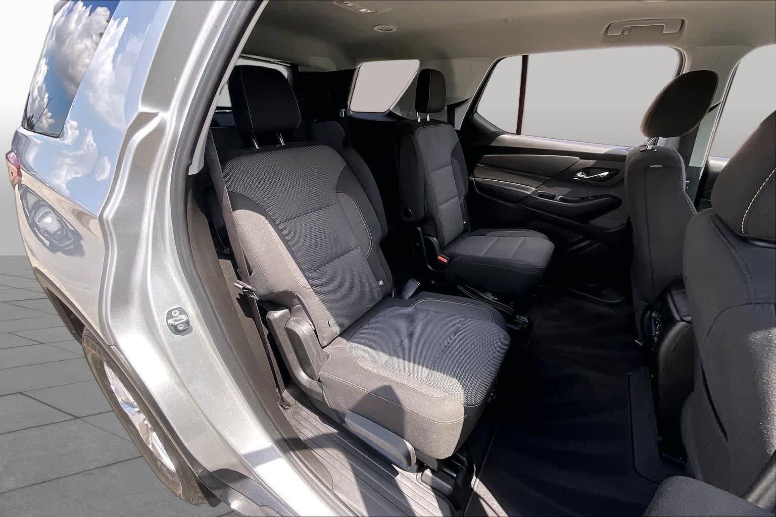 Used 2018 Chevrolet Traverse LT FWD image 16