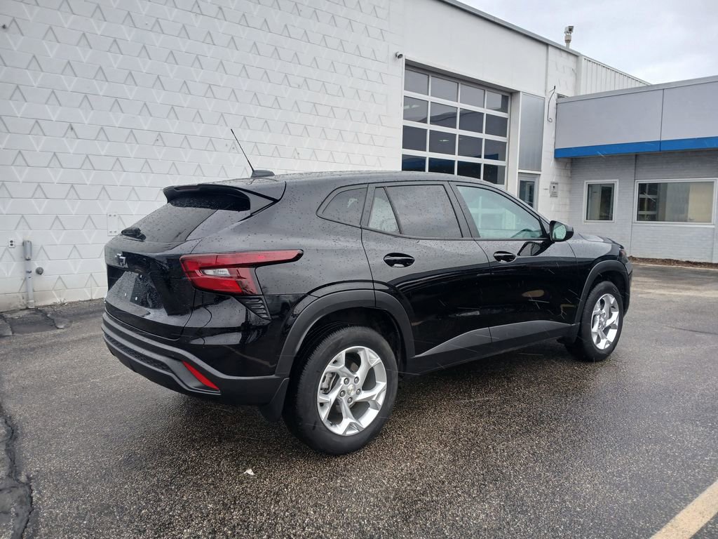 Used 2025 Chevrolet Trax LS w/ LS Convenience Package image 3