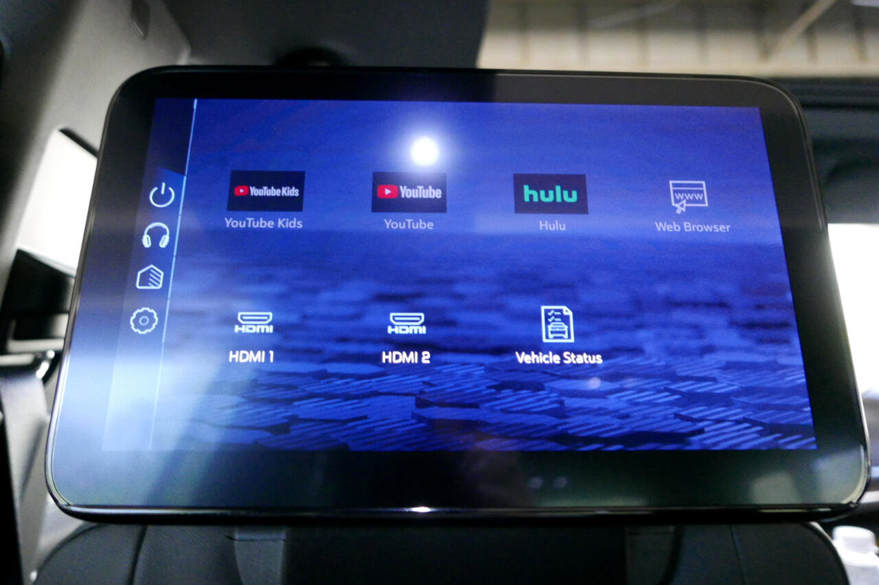 Used 2025 Chevrolet Suburban High Country image 35