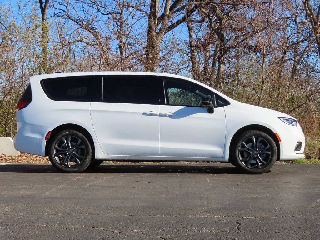 New 2026 Chrysler Pacifica Select image 2