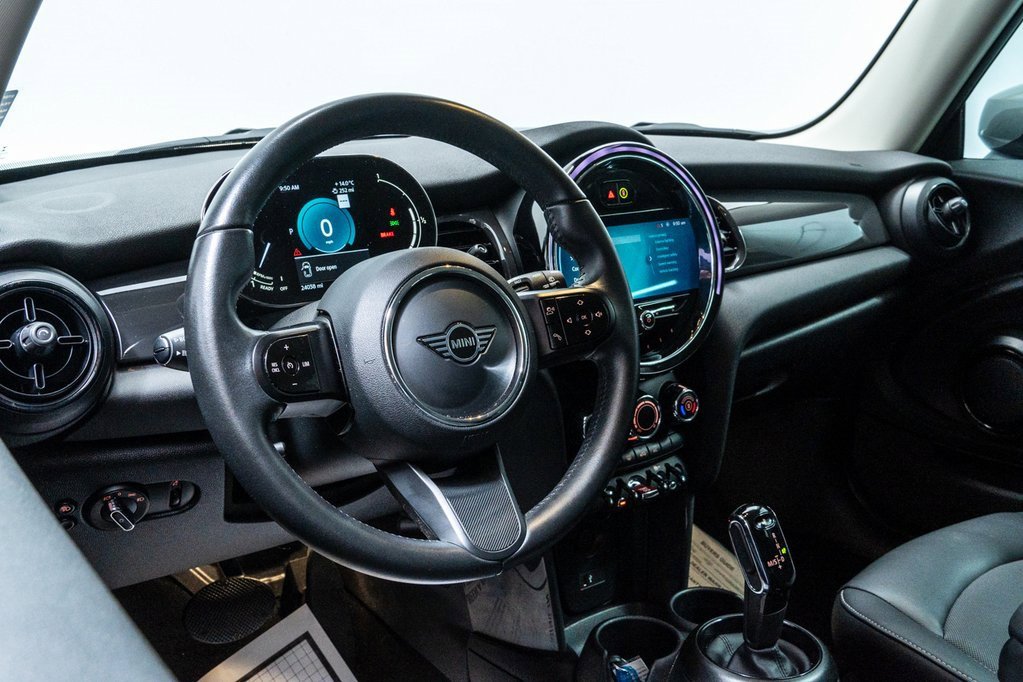Used 2022 MINI Cooper 2-Door Hardtop image 4