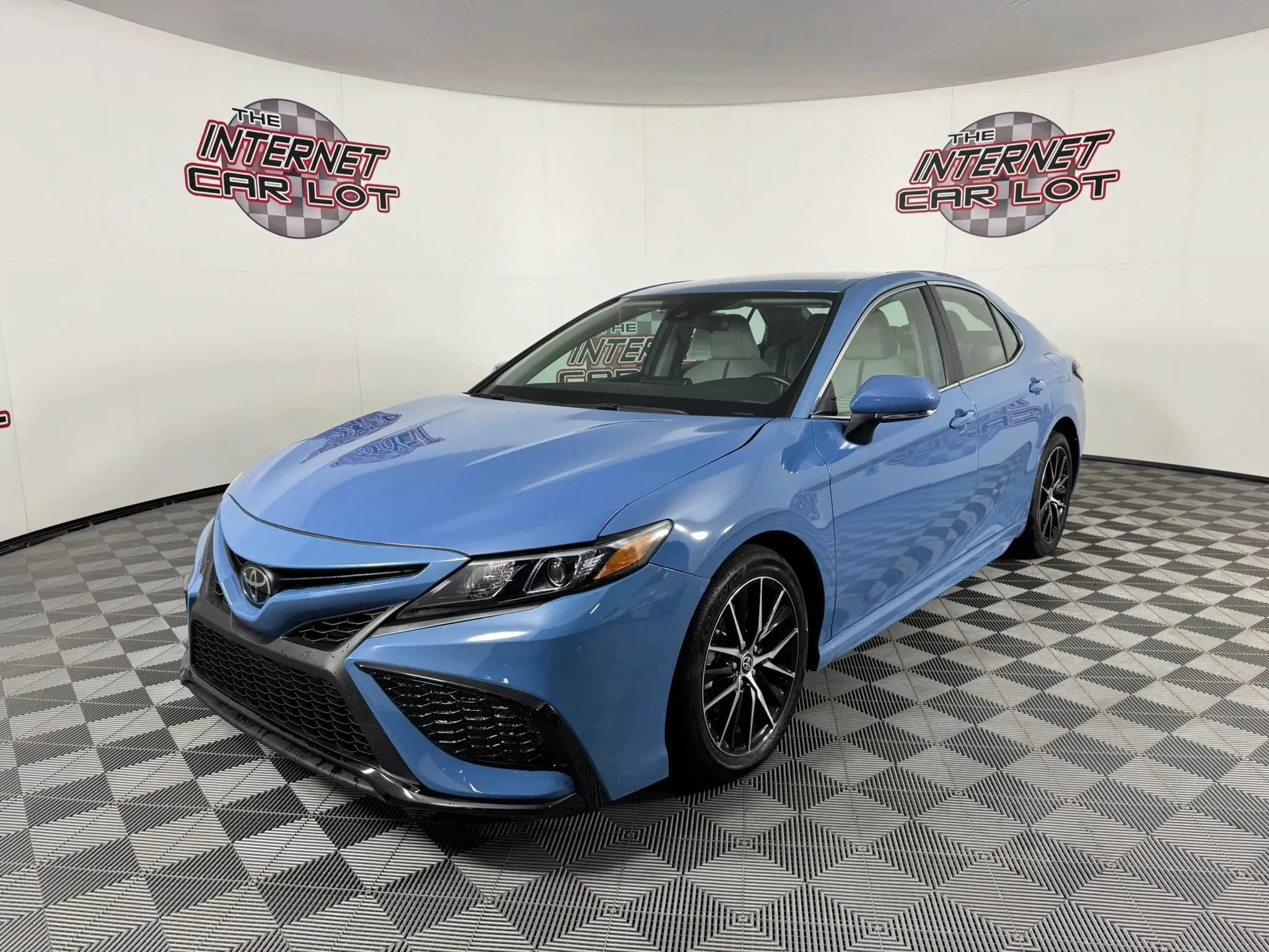 Used 2024 Toyota Camry SE w/ Cold Weather Package AWD/4WD image 3