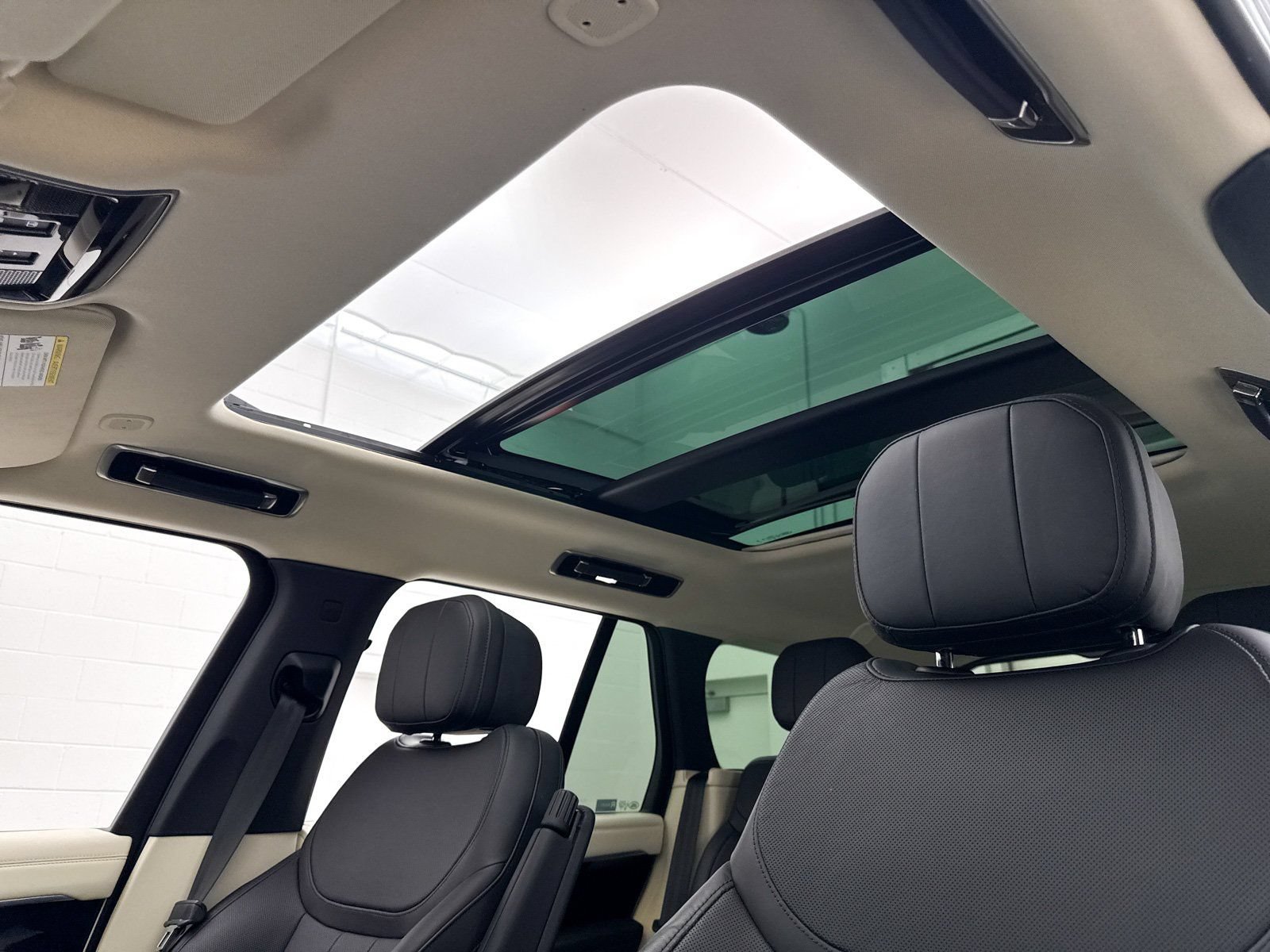 Used 2023 Land Rover Range Rover SE AWD/4WD image 4