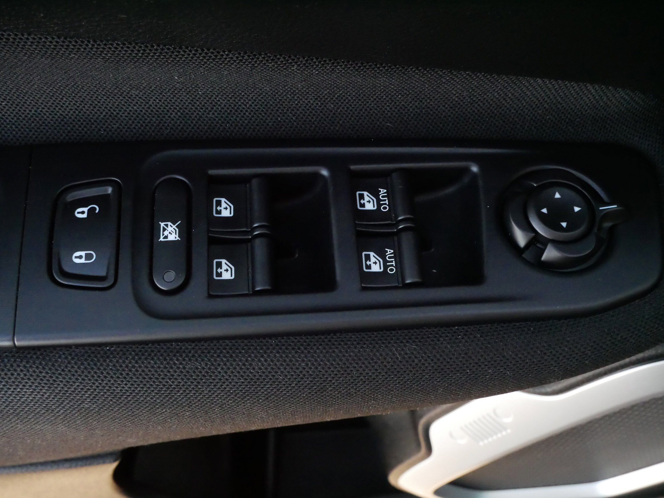 Used 2018 Jeep Renegade Latitude w/ Cold Weather Group image 19