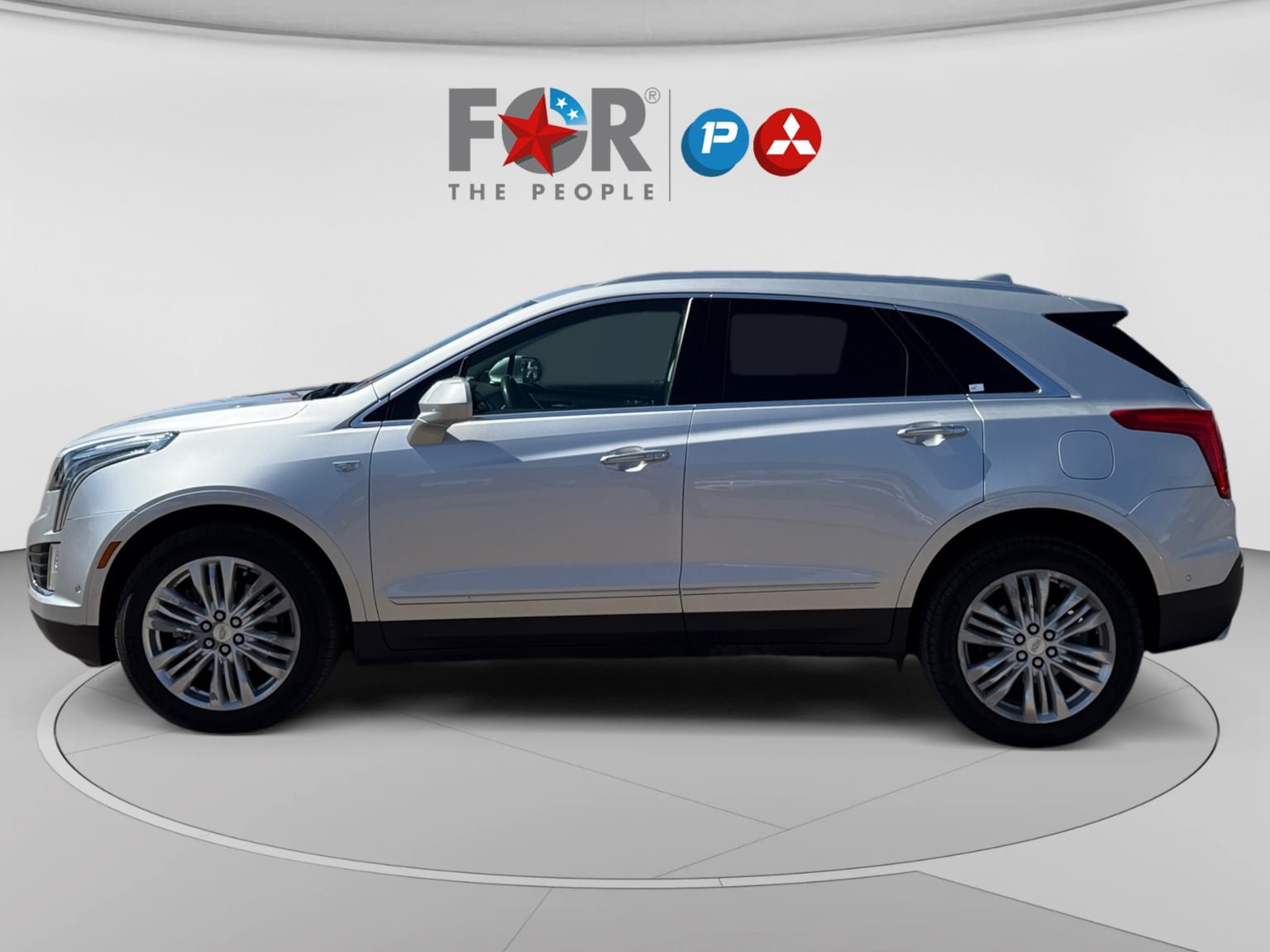 Used 2017 Cadillac XT5 Premium Luxury w/ Driver Assist Package FWD image 2