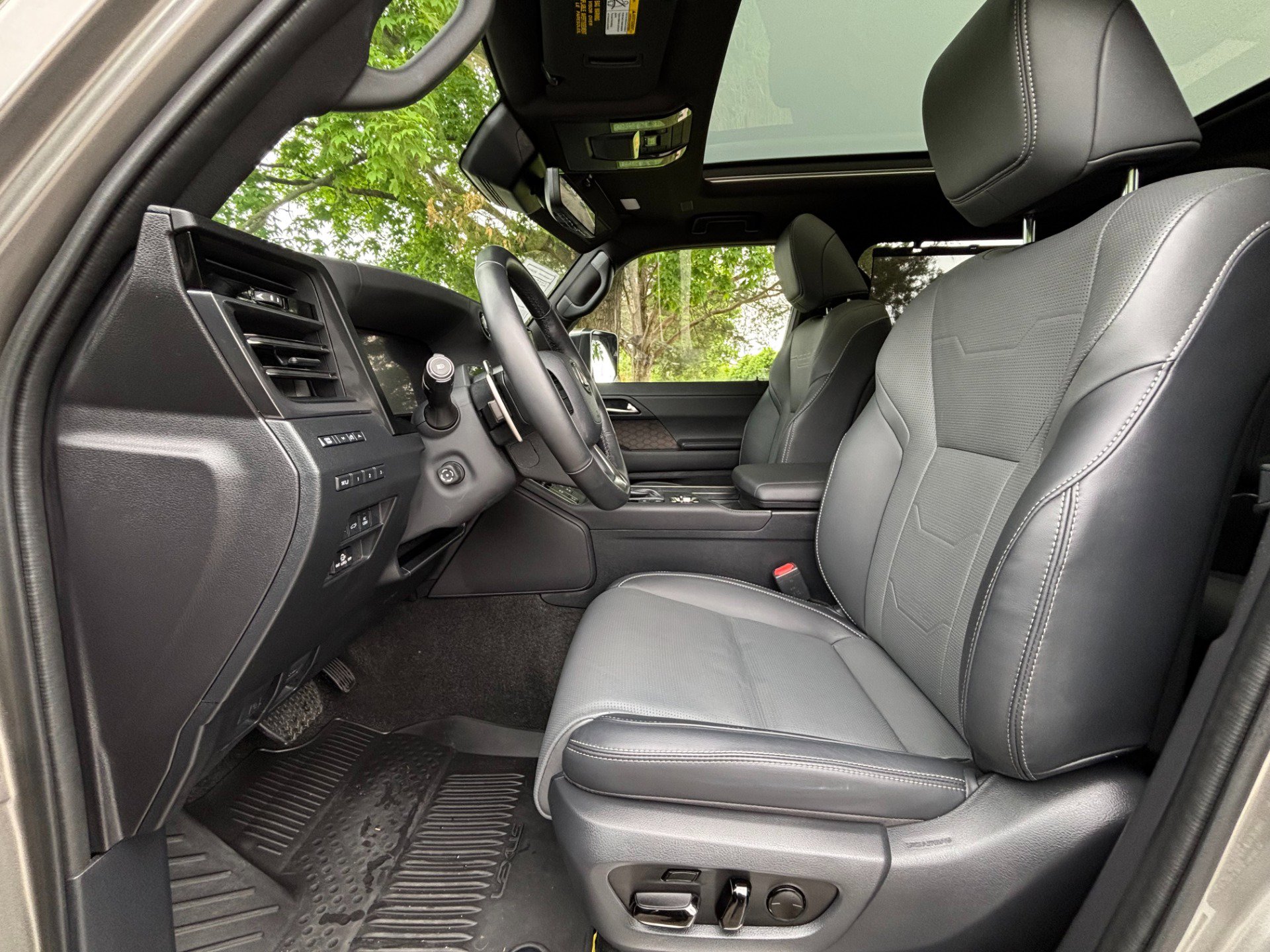 Used 2025 Lexus GX 550 w/ Accessory Package (2T) AWD/4WD image 9