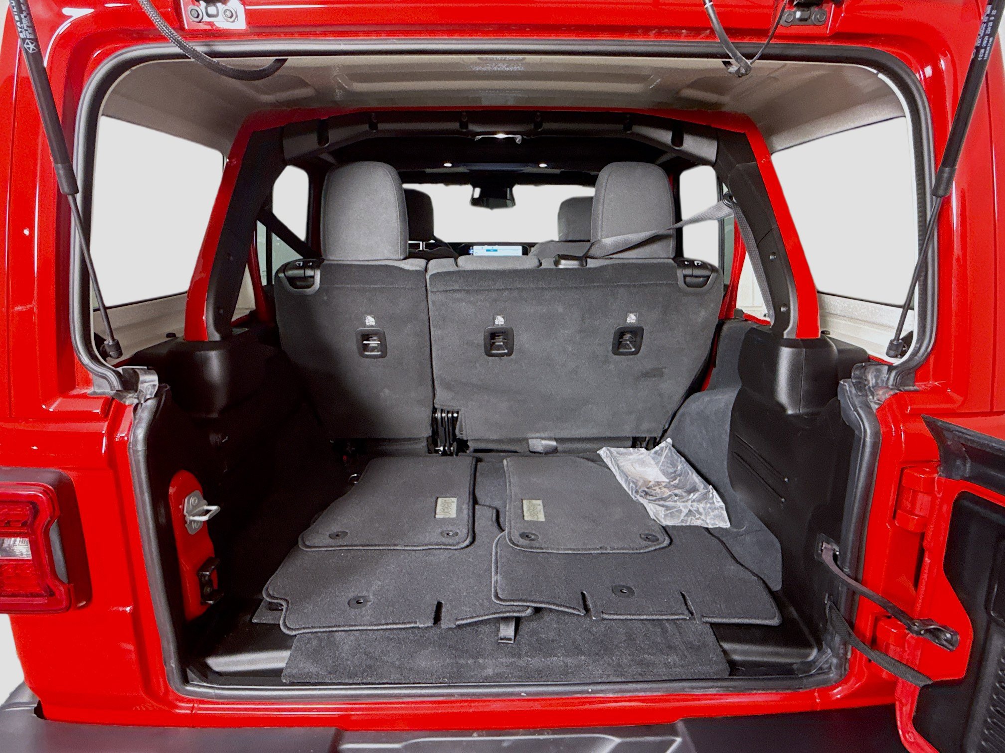 Used 2025 Jeep Wrangler Sahara image 35