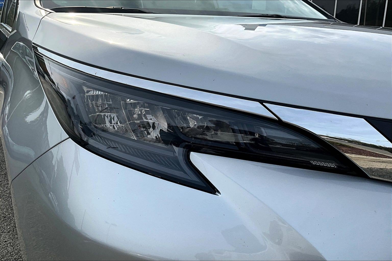 Used 2025 Toyota Sienna XLE FWD image 32