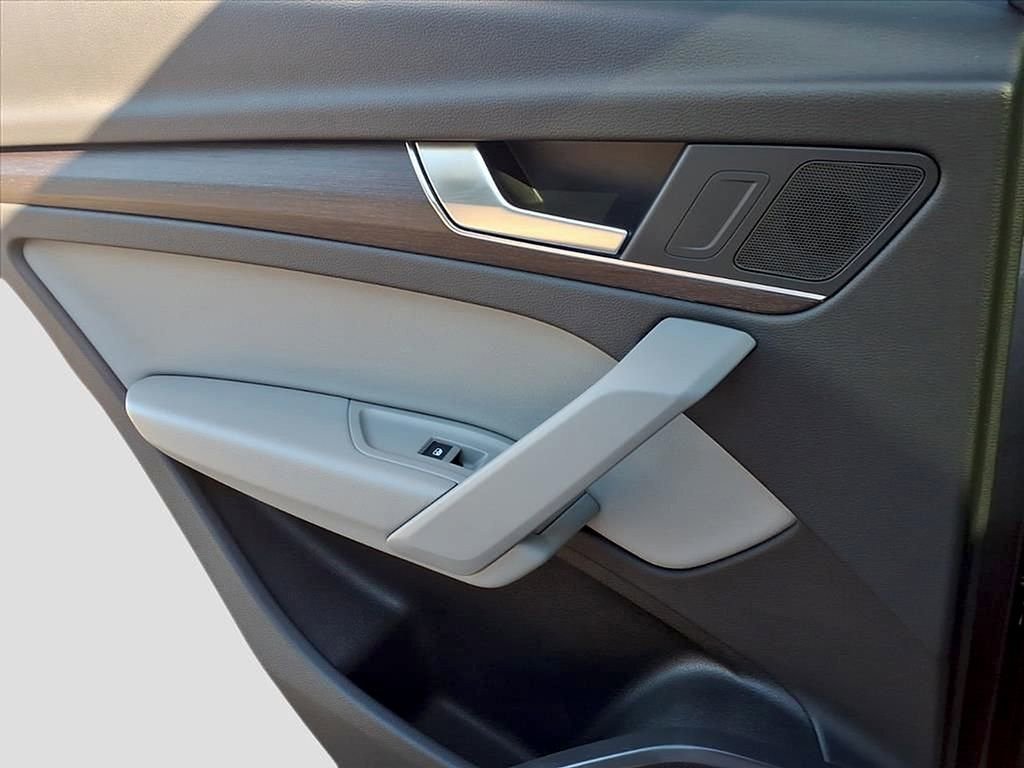 Used 2022 Audi Q5 2.0T Premium w/ Convenience Package image 21