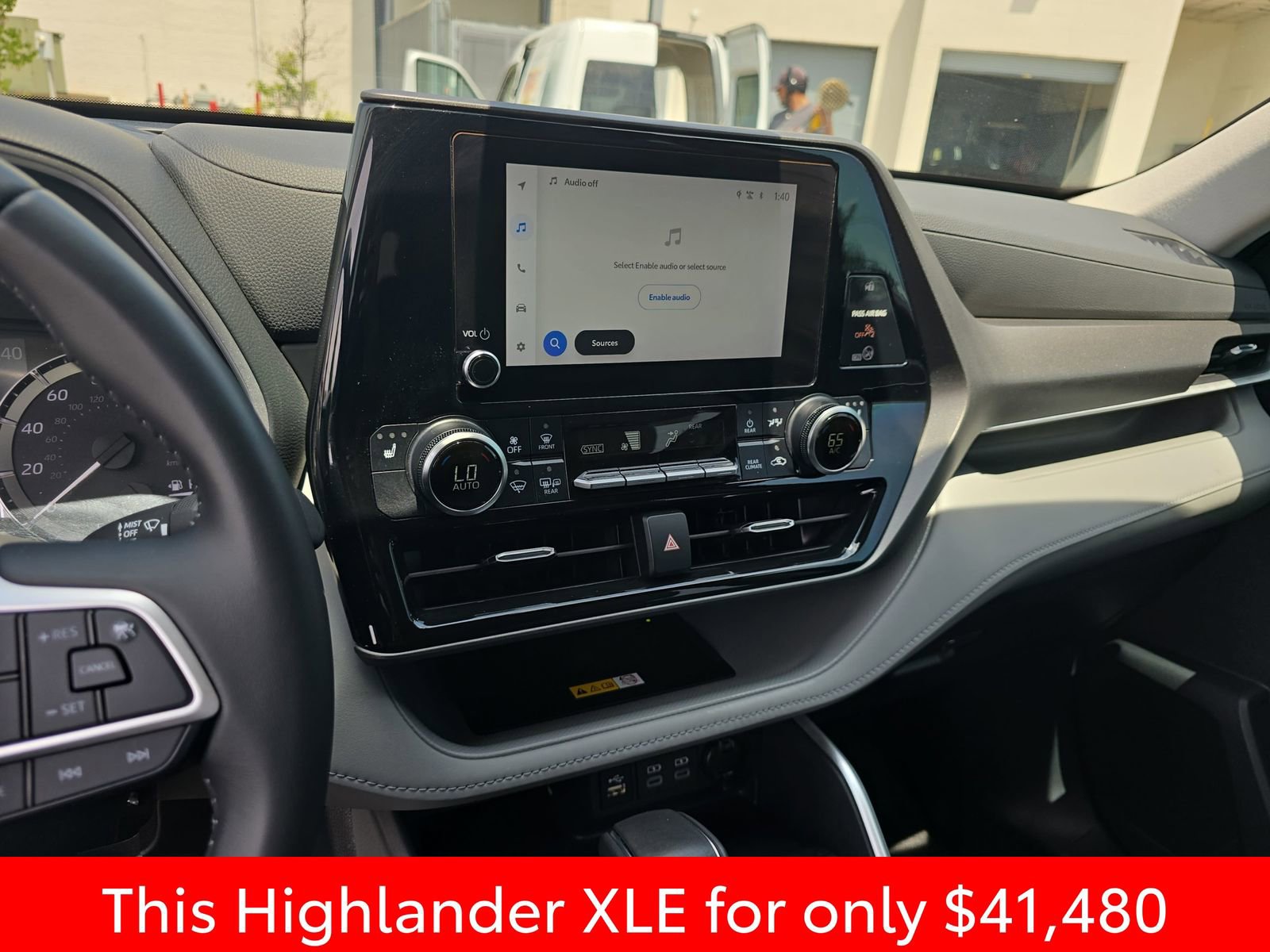 Used 2024 Toyota Highlander XLE AWD/4WD image 28