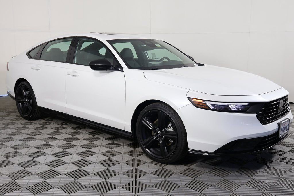 Used 2025 Honda Accord Sport image 3