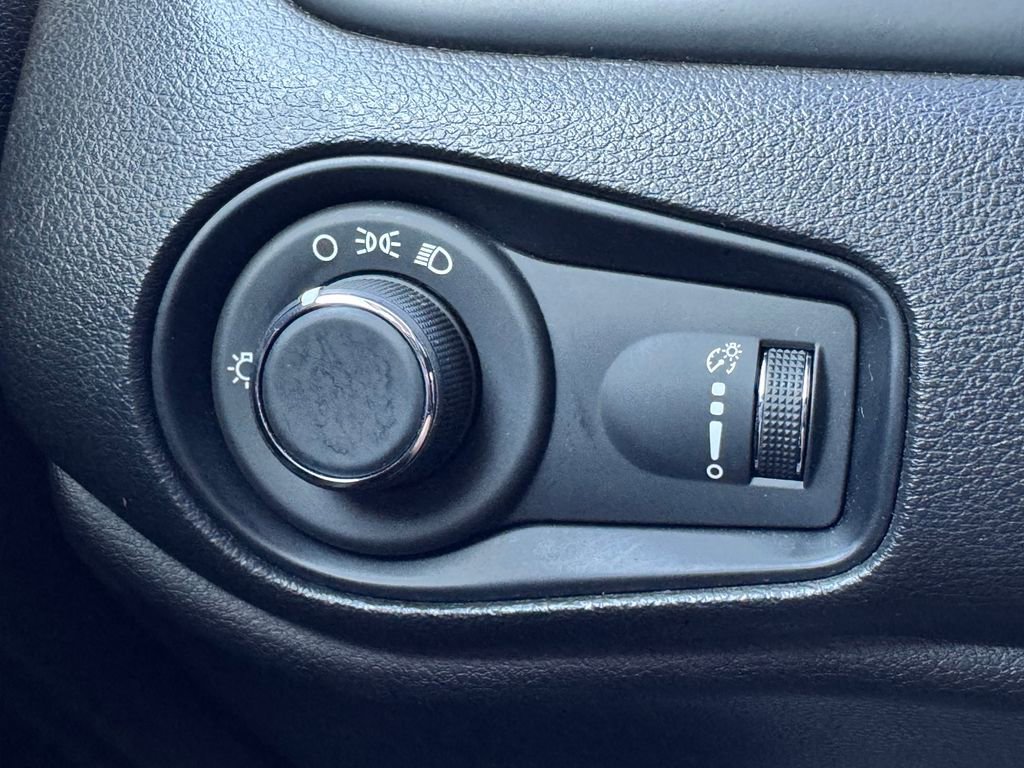 Used 2022 Jeep Renegade Sport w/ Sport Appearance Group image 28