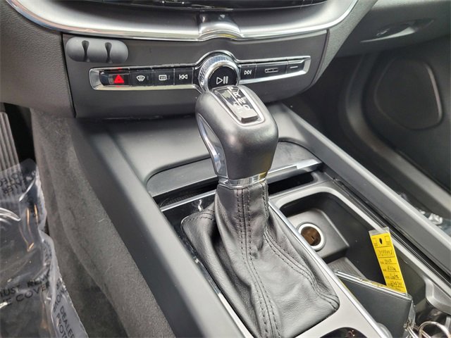 Used 2018 Volvo XC60 T6 Momentum w/ Convenience Package image 16