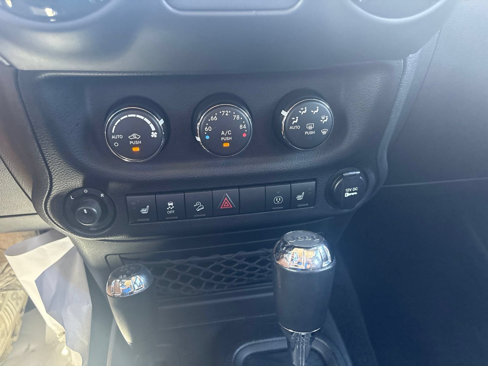 Used 2017 Jeep Wrangler Unlimited Sahara AWD/4WD image 31