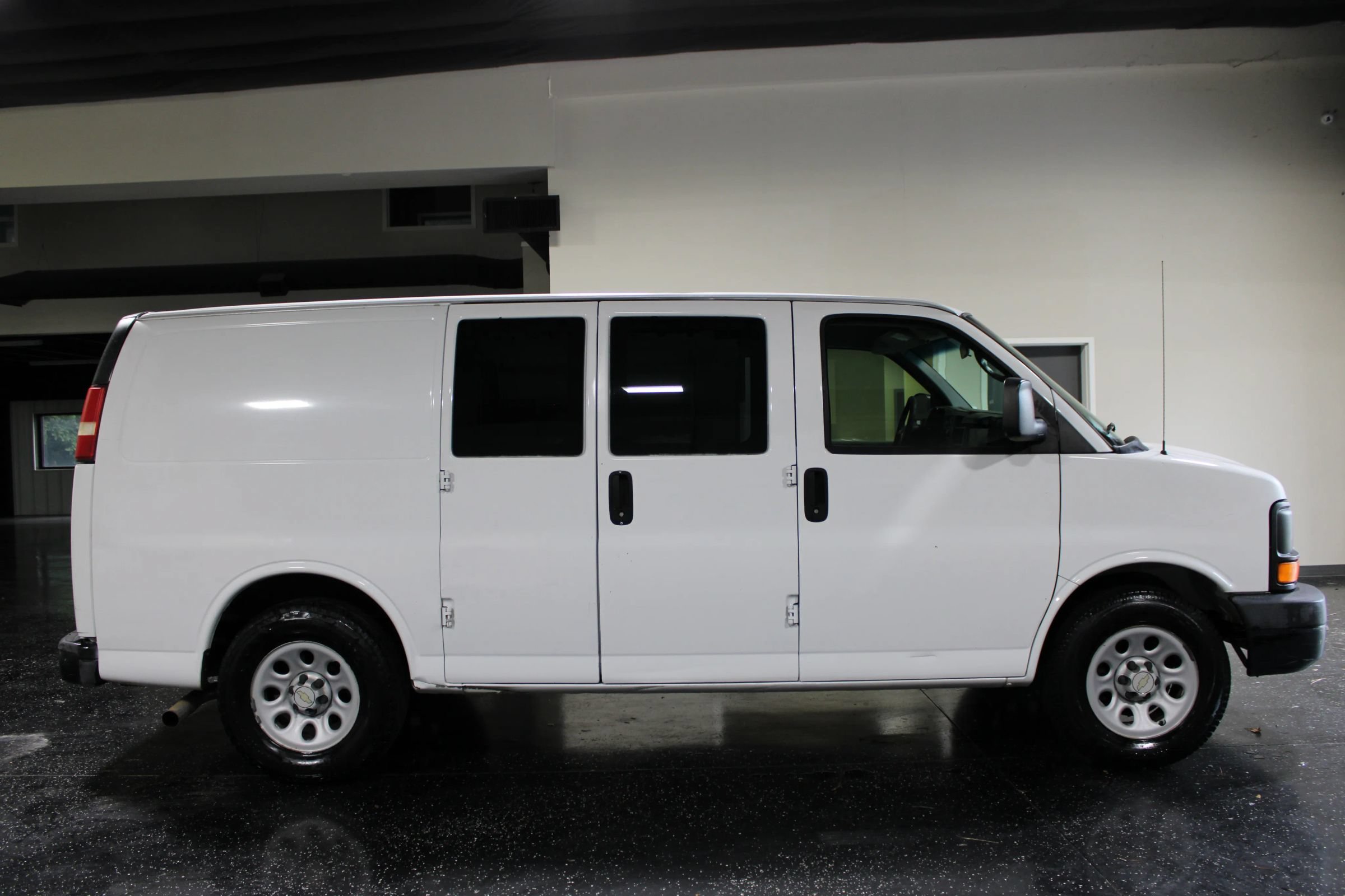 Used 2009 Chevrolet Express 1500 RWD image 2