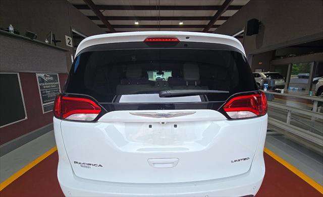 Used 2017 Chrysler Pacifica Limited w/ Tire & Wheel Group FWD image 6