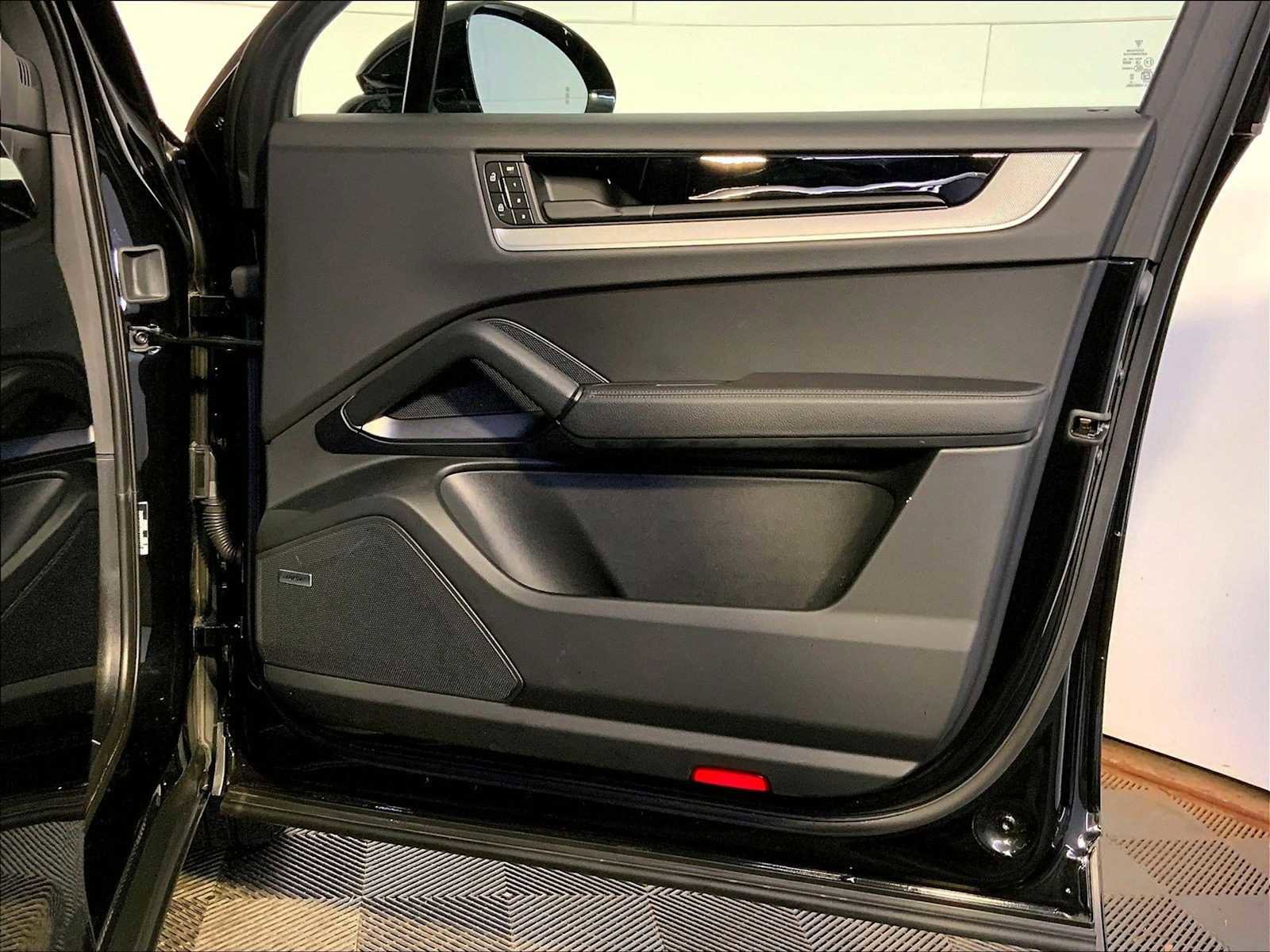 Certified 2025 Porsche Cayenne image 26