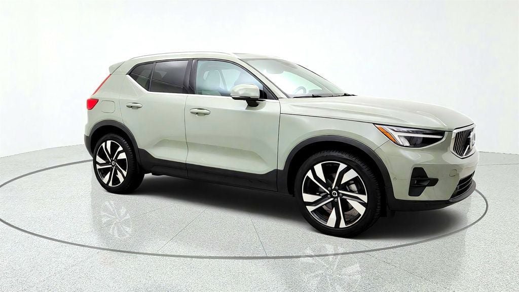 Used 2024 Volvo XC40 B5 Plus w/ Protection Package Premier AWD/4WD image 3