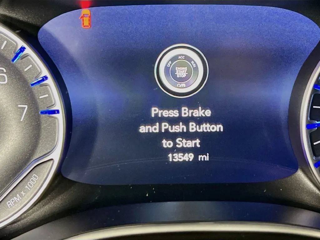Used 2025 Chrysler Pacifica Select w/ Fav Edition Package FWD image 13