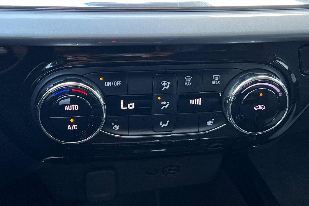 Used 2025 Chevrolet Trax LT w/ LT Convenience Package FWD image 20