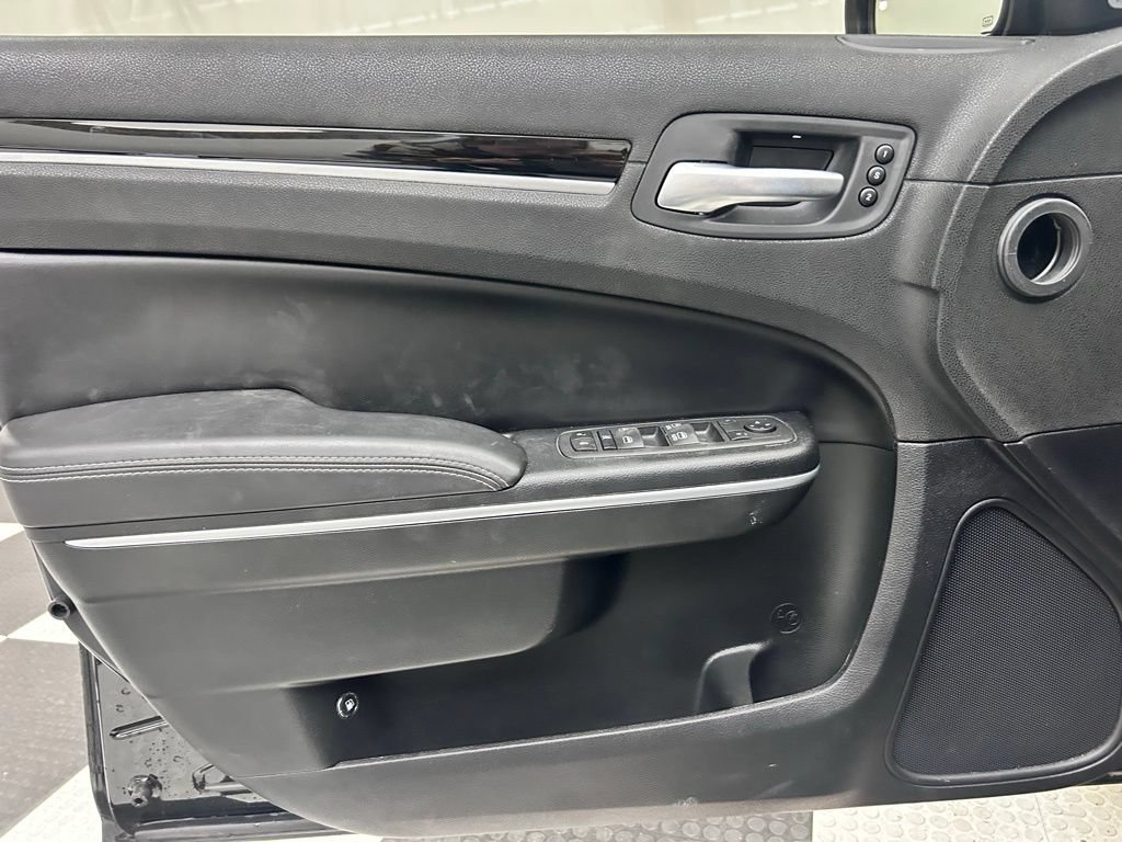 Used 2023 Chrysler 300 S w/ Comfort Group RWD image 10