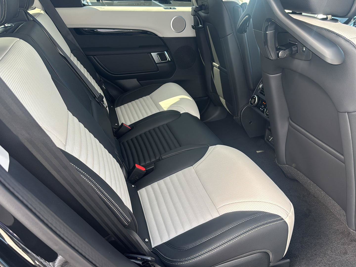New 2026 Land Rover Discovery S AWD/4WD image 17