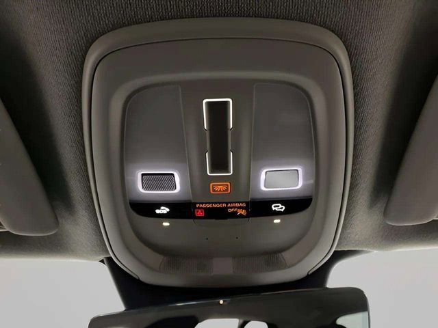 Used 2025 Volvo XC40 B5 Plus image 32