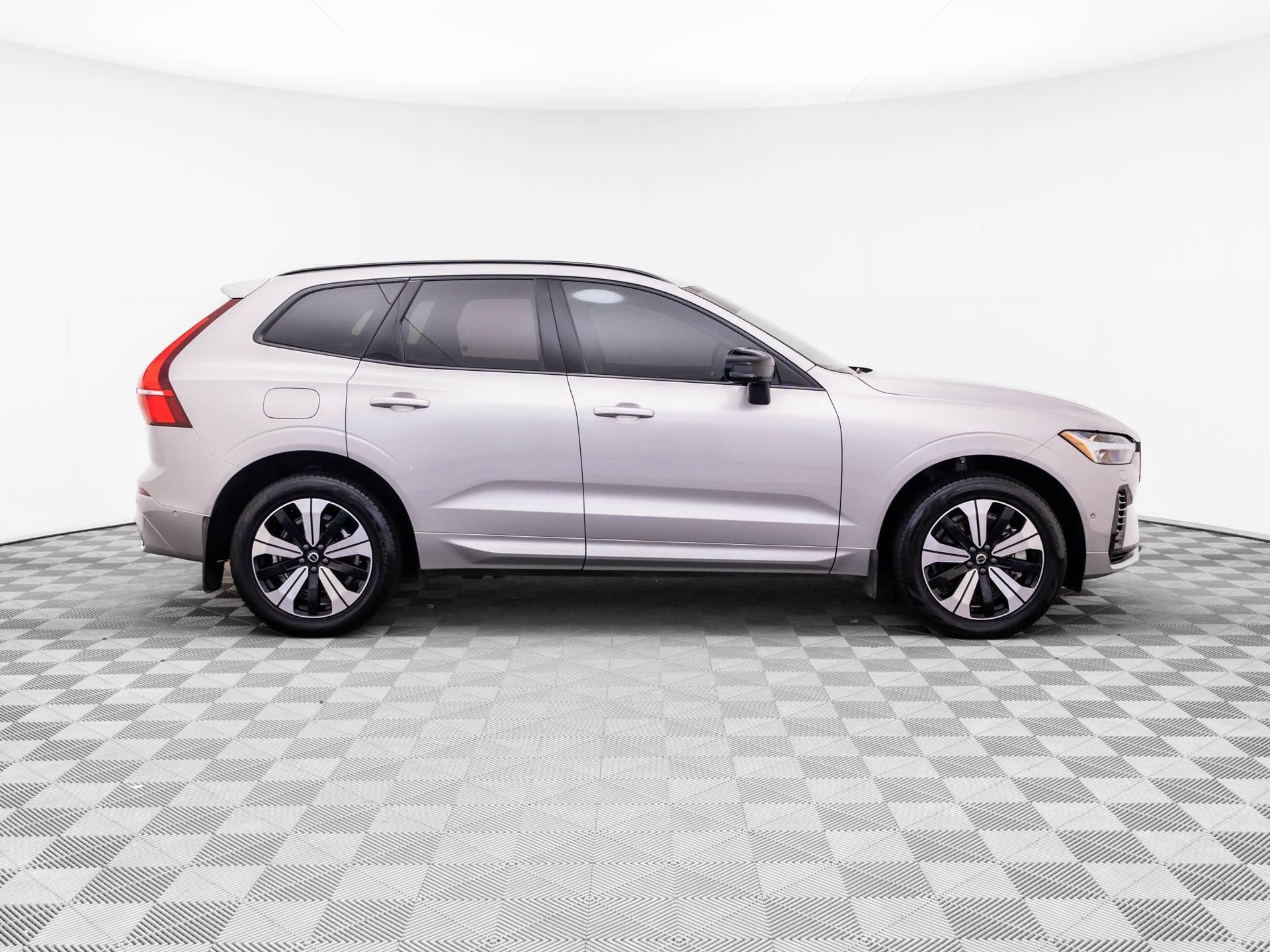 Used 2025 Volvo XC60 T8 Plus w/ Climate Package AWD/4WD image 6