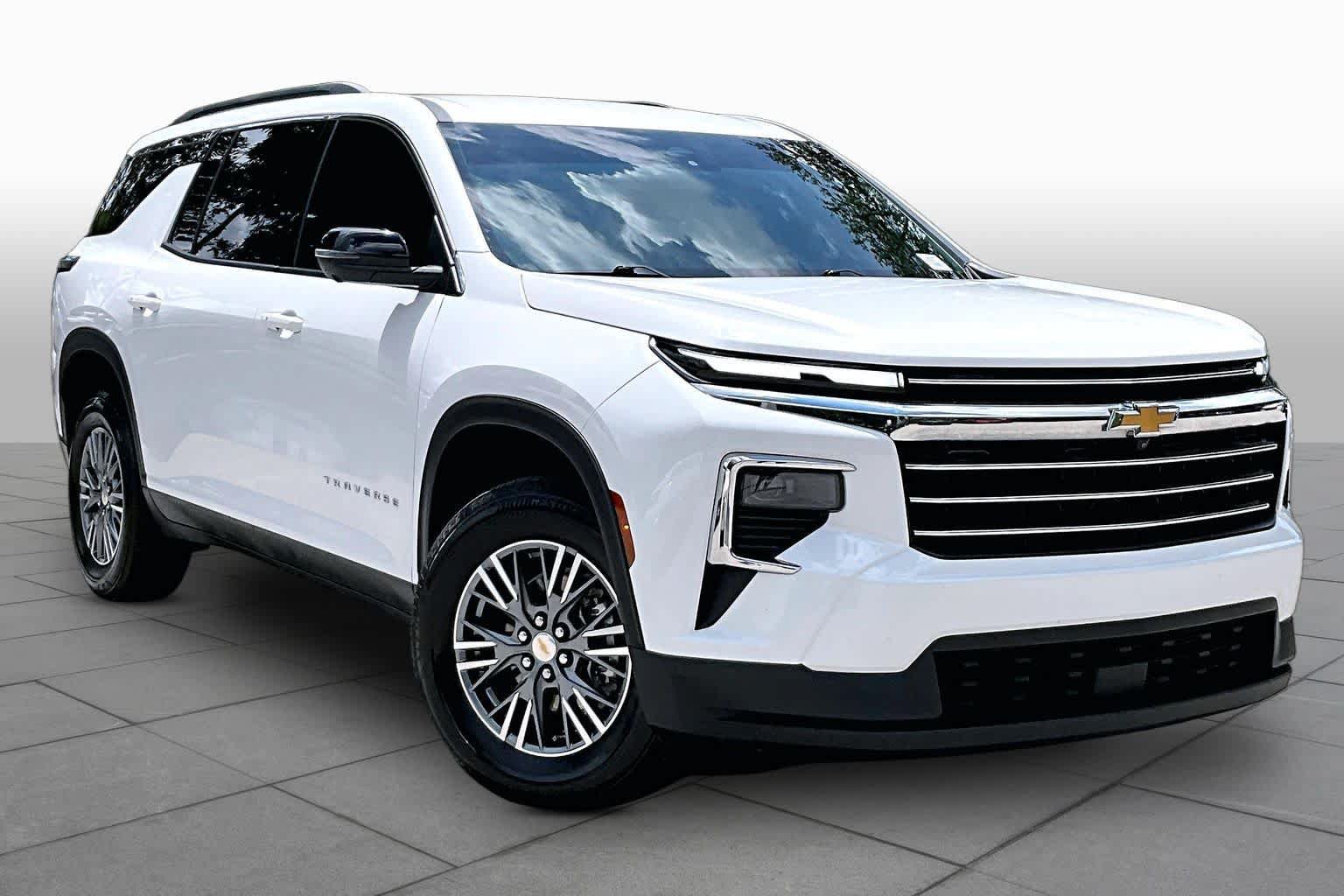 Used 2025 Chevrolet Traverse LT w/ Driver Confidence Package FWD image 3