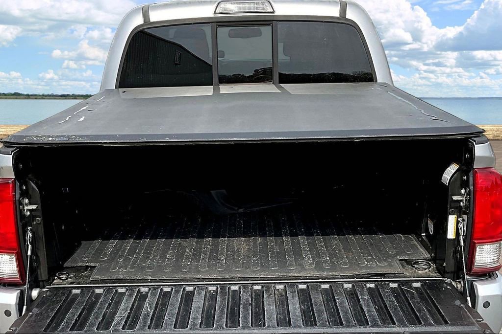 Used 2016 Toyota Tacoma TRD Sport image 9