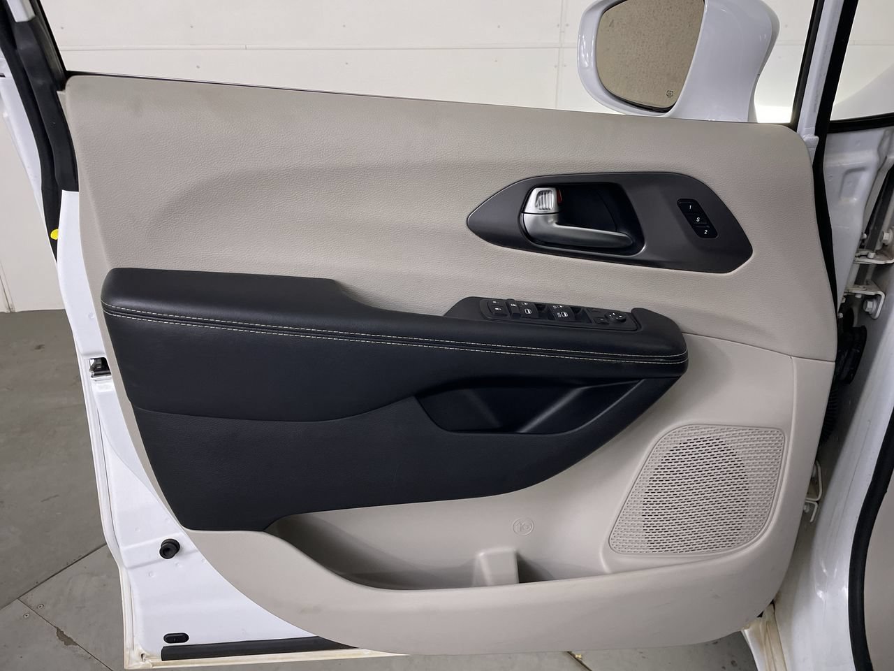 Used 2022 Chrysler Pacifica Touring-L FWD image 10