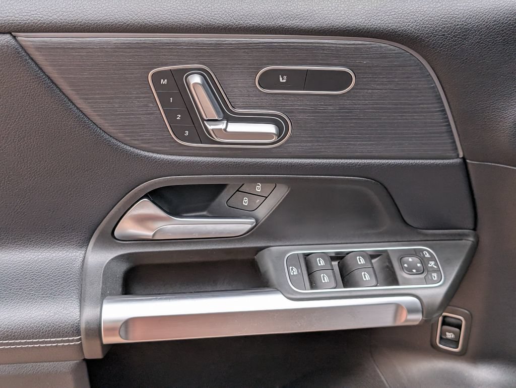 Used 2021 Mercedes-Benz GLB 250 w/ Premium Package image 27