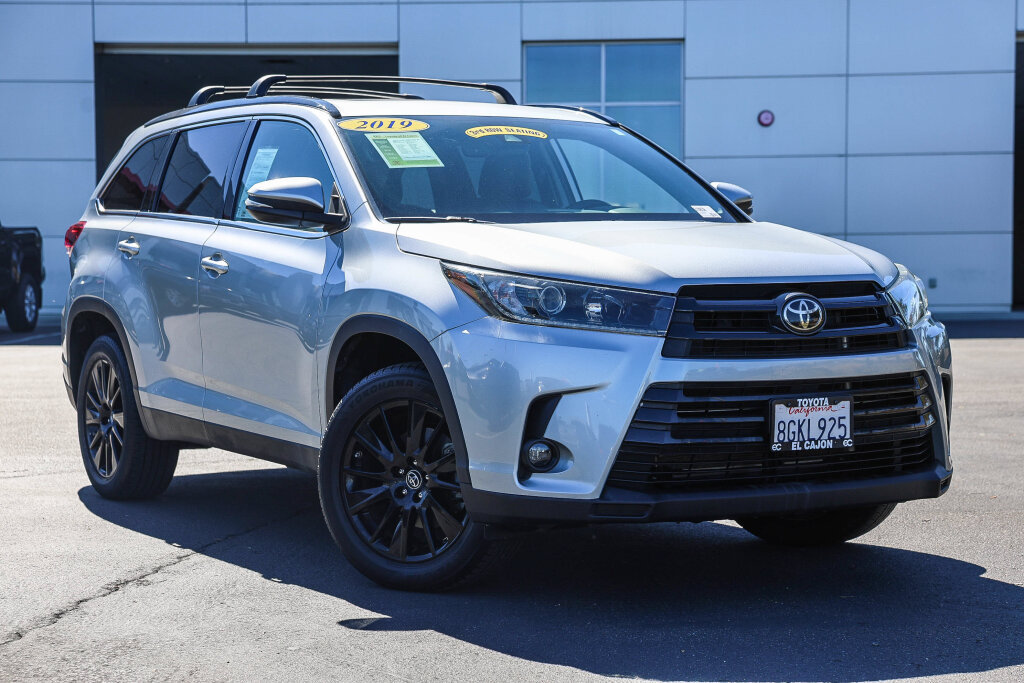 Used 2019 Toyota Highlander SE FWD image 1