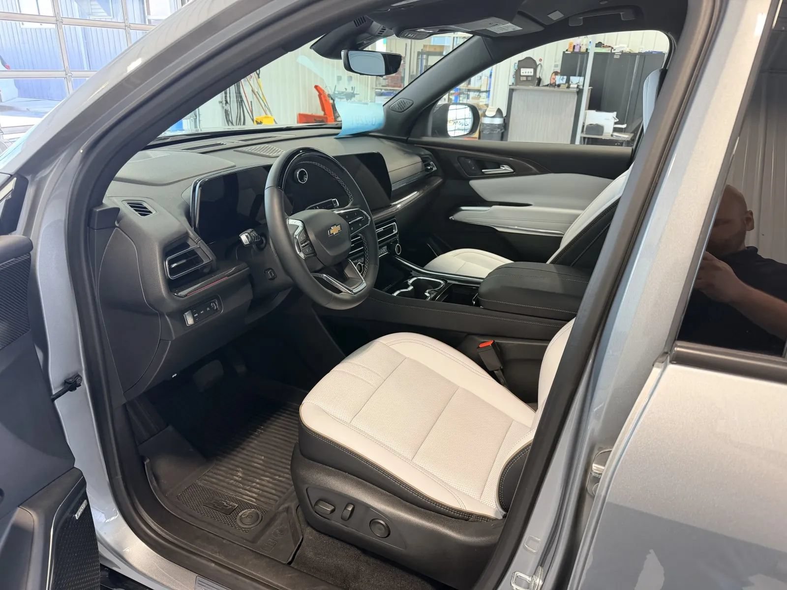 Used 2025 Chevrolet Traverse High Country w/ LPO, Cargo Package AWD/4WD image 9