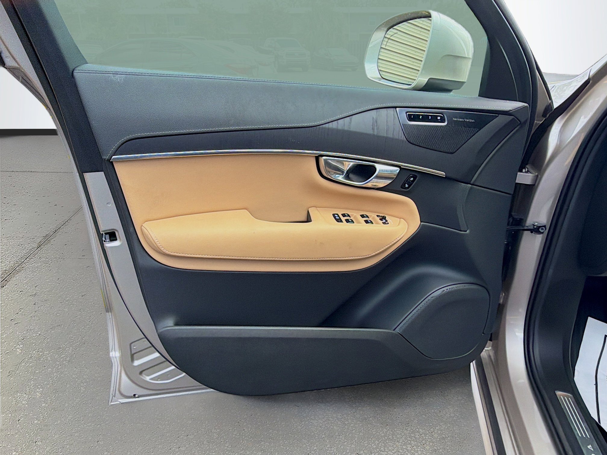 Used 2025 Volvo XC90 B6 Ultra w/ Protection Package Premier image 23