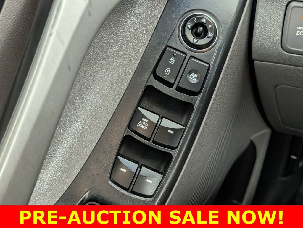 Used 2015 Hyundai Elantra SE image 19