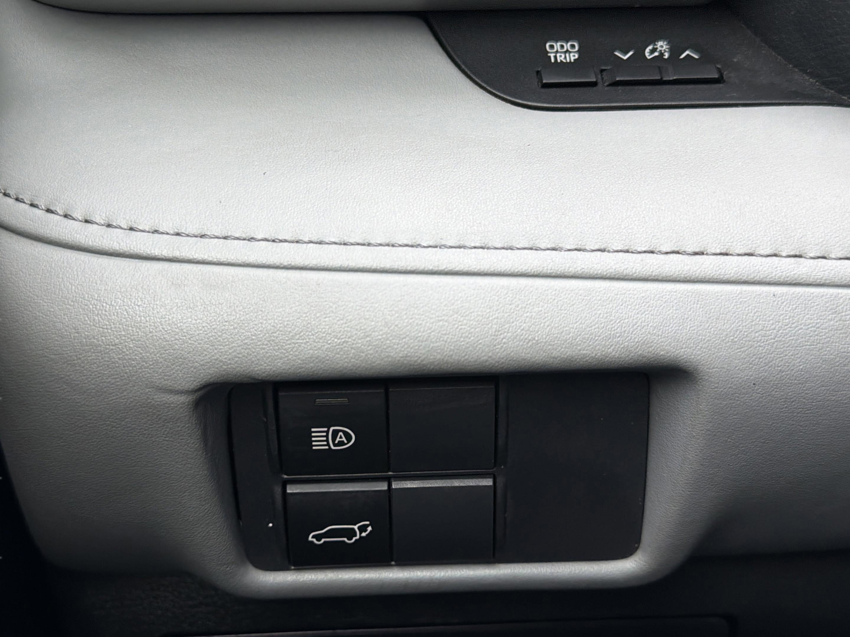 Used 2022 Toyota Highlander LE FWD image 14
