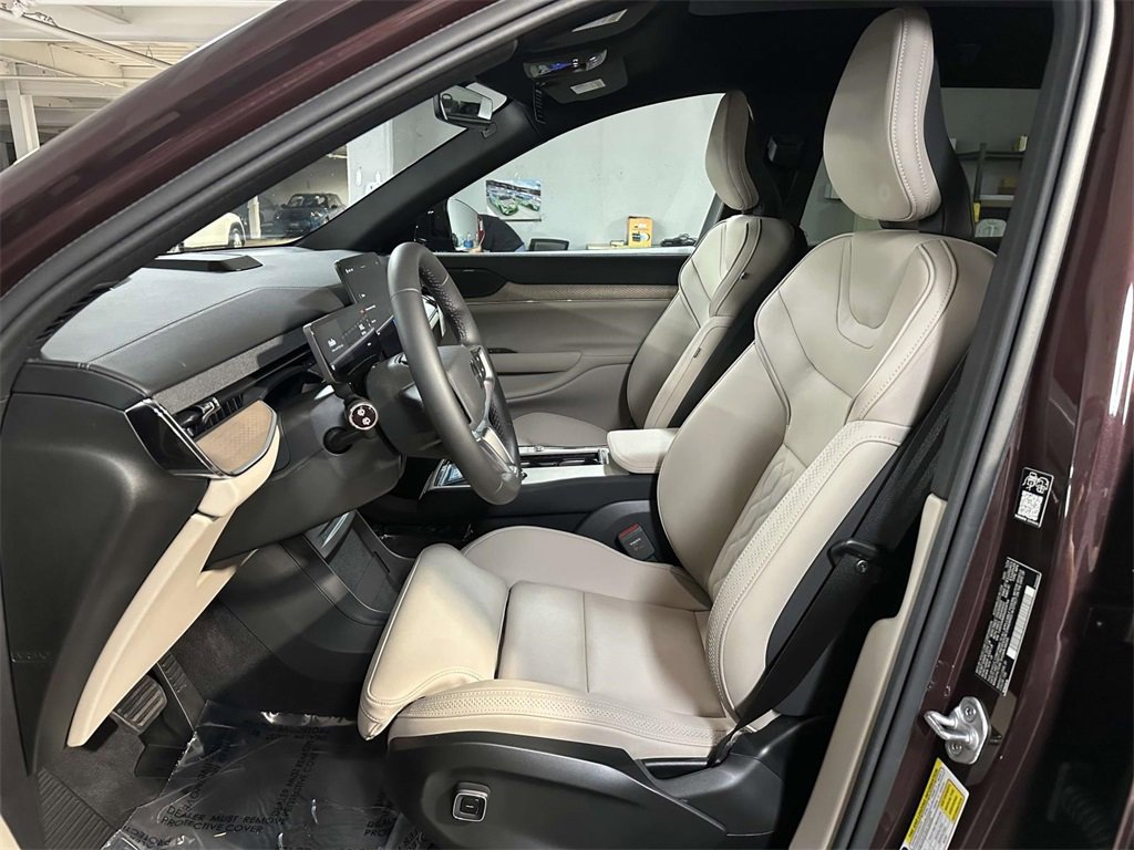 Used 2025 Volvo EX90 Plus image 4