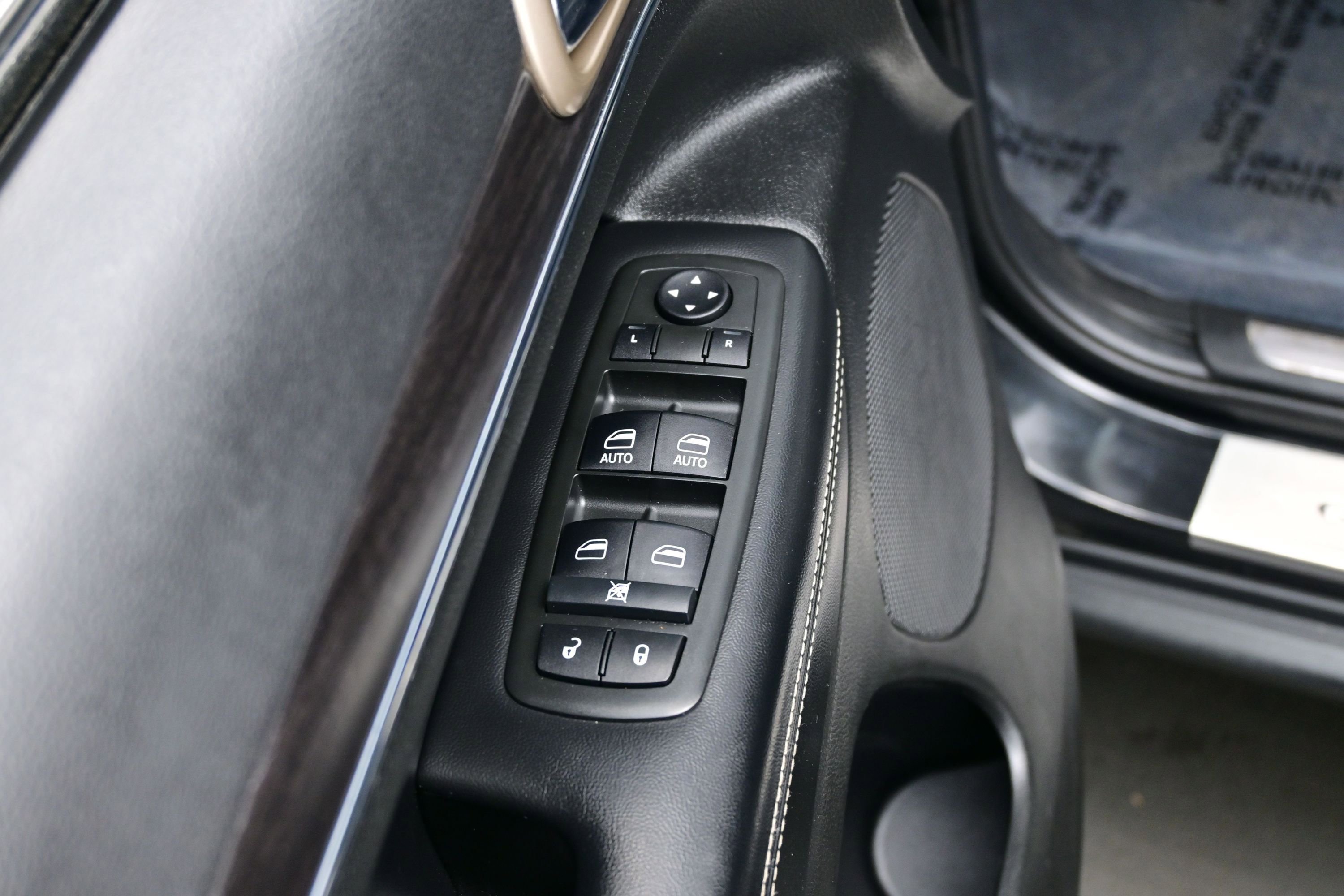 Used 2014 Jeep Grand Cherokee Limited w/ Luxury Group II AWD/4WD image 10